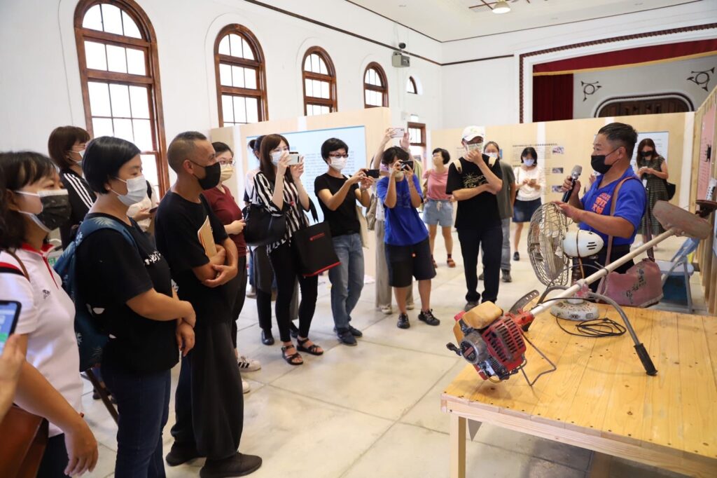 開幕儀式後的展場導覽,由旗美社大團隊接力導覽,在「永續循環,從生活開始」展區,由學員分享修復的故事。