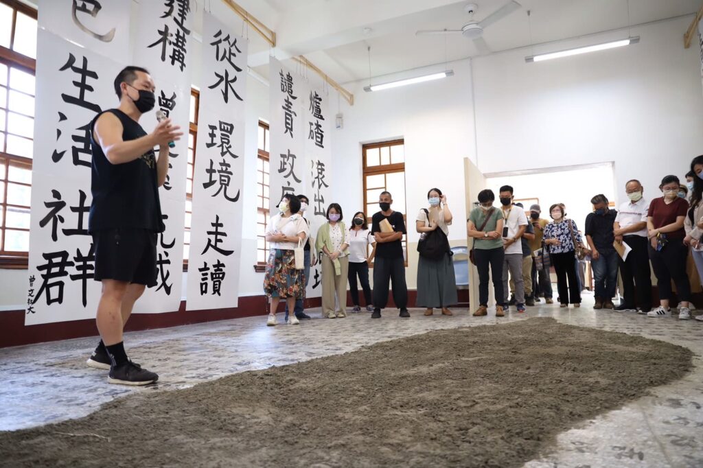 開幕儀式後的展場導覽,由旗美社大團隊接力導覽,在「重現議題水域,拒絕環境水逆」重現抗爭現場。